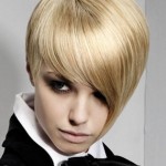 Świetlista blond grzywka to zasługa kosmetyków wygładzających