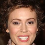 Alyssa Milano wie, że krótka grzywka wymaga zadbanych brwi