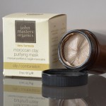 John Masters Moroccan Clay ma widocznie ziarnistą teksturę.