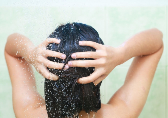 Spłukiwanie włosów zimną wodą