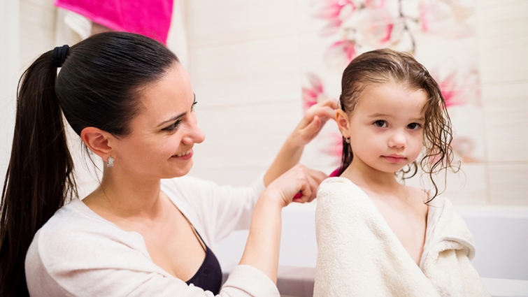 Rozczesywanie włosów dziecka