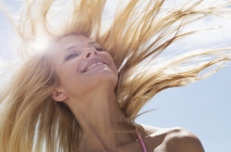 O niszczycielskiej mocy soli morskiej i słońca, czyli pielęgnacja włosów latem
