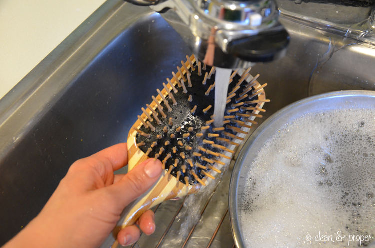 Jak czyścić szczotki i grzebienie do włosów?