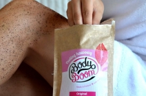 Peelingi Body Boom – Zadbaj o nią pod prysznicem!