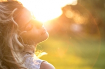 Ochrona włosów przed słońcem – kilka prostych tipów, które pozwolą im zachować zdrowy wygląd i naturalny blask