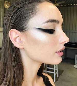 kreska eyelinerem trendy w makijażu 2020