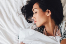 Poznaj 7 sposobów na to, jak chronić włosy podczas snu